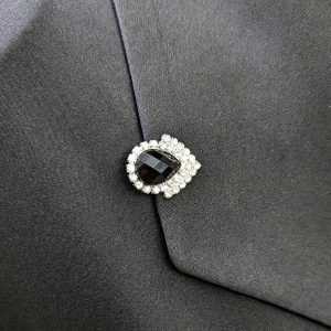 گل سینه نگین مشکی | فروشگاه اینترنتی گلدید